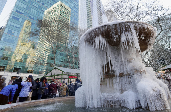 ▲紐約來到歷年第二凍的跨年夜，時代廣場的噴泉早已結冰。（圖／達志影像／美聯社）