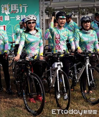 ▲台南市長參選人陳亭妃「戰袍」，為了這次活動量身訂做的專業自行車制服。（圖／陳亭妃提供）