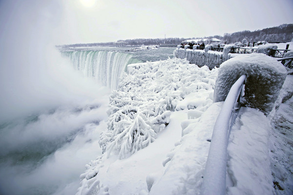 ▲▼ 冰風暴發威！加拿大氣溫破57年來最低溫，尼加拉瀑布結成冰柱。（圖／達志影像／美聯社）