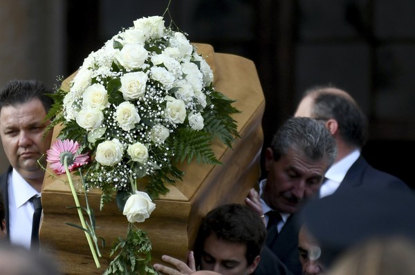 ▲▼馬爾他的調查記者加利西亞（Daphne Caruana Galizia）遭到炸死，眾人哀悼。（圖／達志影像／美聯社）