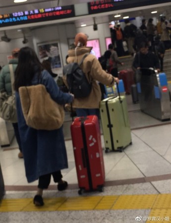 ▲井柏然、倪妮到東京車站。（圖／翻攝自《羅賓漢小姐》微博）