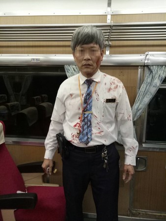 ▼ 台鐵列車長遭旅客持酒瓶攻擊頭部見血 。（圖／台鐵提供）