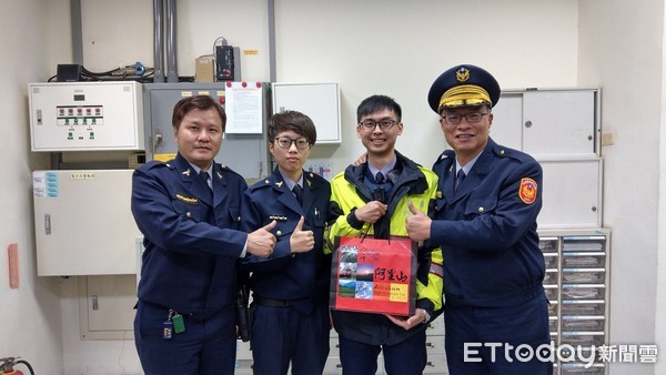 ▲台南市警局長黃宗仁（右一），頒發破案茶獎勵破案有功員警。（圖／警方提供）