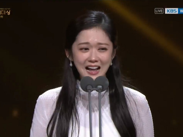 ▲張娜拉獲獎爆哭　脫口說「其實演技沒有進步」全場爆笑。（圖／翻攝自YouTube KBS World TV）