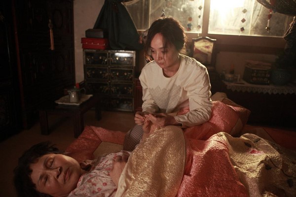 《世上最美的離別》在2011年拍的電影版，由裴宗玉（右）飾演母親的角色。（翻攝自Daum Movie）