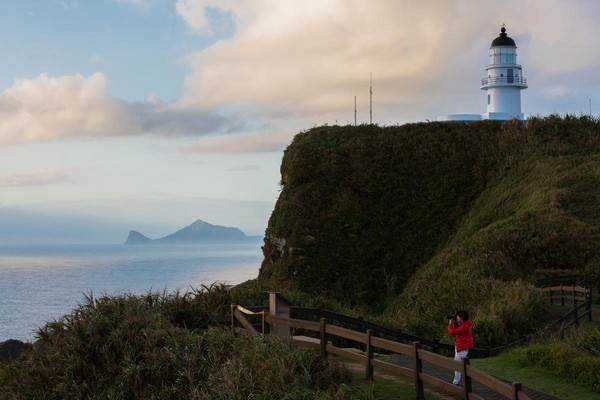 走到三貂角燈塔觀景台的小徑上，能夠捕獲龜山島與燈塔同框的日出大景。
