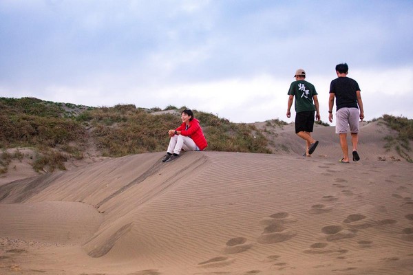 被風吹拂的沙丘，形狀與位置時常改變，拍起照來就好像在沙漠。