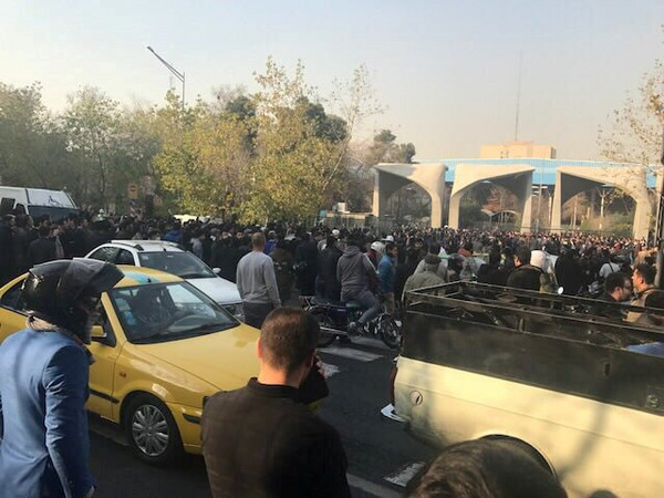 ▲▼伊朗示威活動延燒至校園，當地政府出動鎮暴警察，200人遭逮捕。（圖／路透社）
