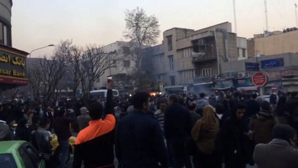 ▲▼伊朗示威活動延燒至校園，當地政府出動鎮暴警察，200人遭逮捕。（圖／路透社）
