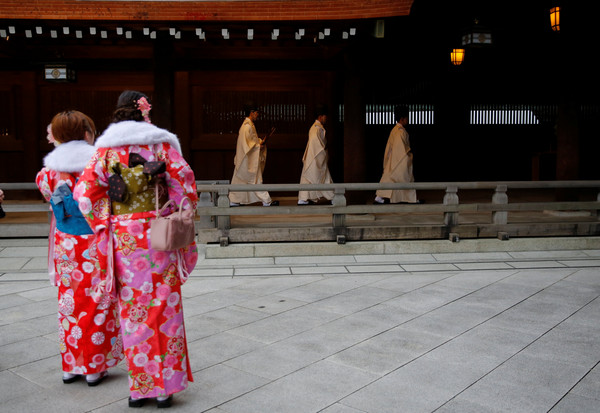 ▲▼日本人會在新年第1天到神社參拜，抽取代表一整年運勢的第一支籤。（圖／路透社）