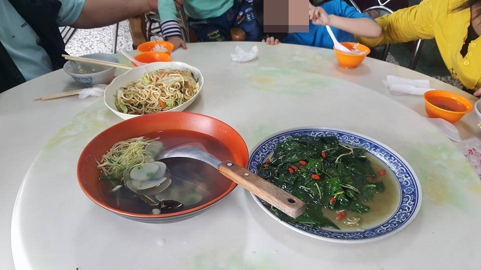 新北市一名江先生一家人共四大三小到南投玩，在一間餐廳用餐點4道飯菜，結帳時發現530元。（圖／翻攝爆料公社網站）