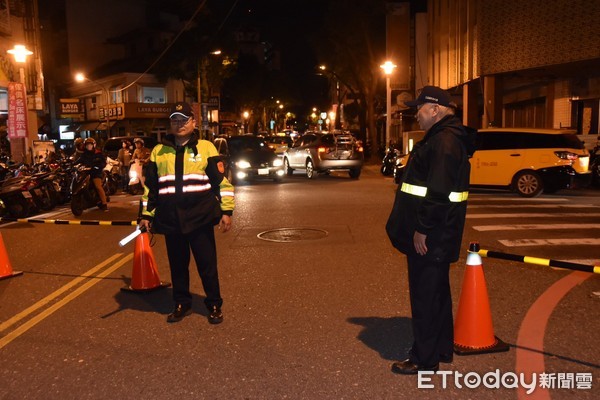 花蓮太平洋觀光節-愛你一百跨年夜，爆滿人潮湧入東大門夜市，為跨年晚會掀起最高潮，花蓮警分局為維護活動會場周邊的交通秩序，確保參加晚會民眾安全，連續二天總動員接力交管安維，讓民眾順利參加晚會，散場後安全返家。（圖／花蓮縣警察局提供）