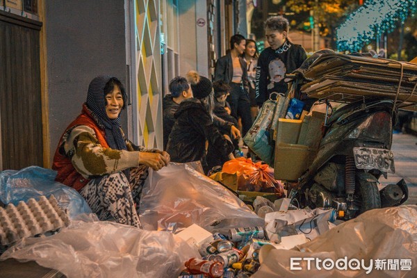 ▲▼跨年夜後的台北街頭，清潔人員默默上工，小男孩穿上志工背心，在人群中蹲下撿拾垃圾。（圖／網友陳家威授權提供）