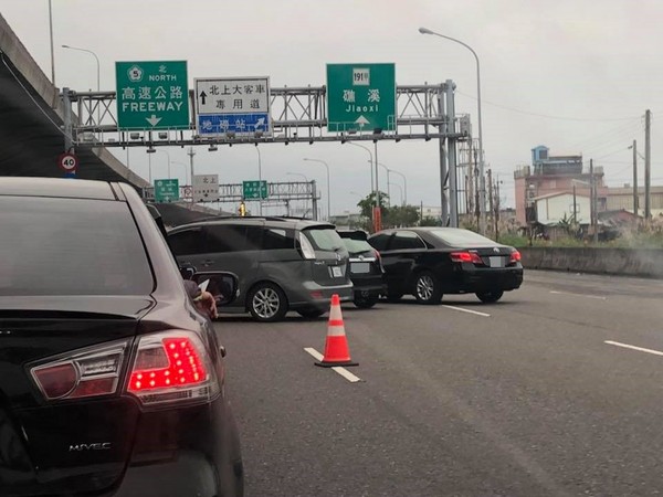 元旦塞車，國五的「插隊」車潮讓駕駛超傻眼。（圖／翻攝自爆料公社）