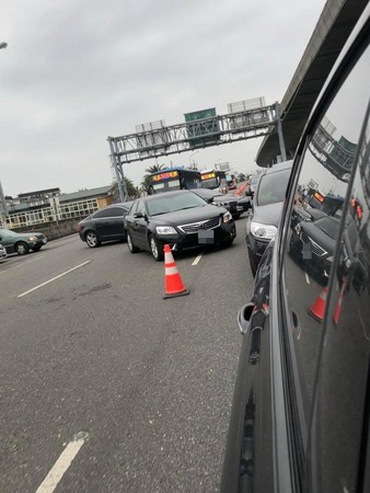 元旦塞車，國五的「插隊」車潮讓駕駛超傻眼。（圖／翻攝自爆料公社）