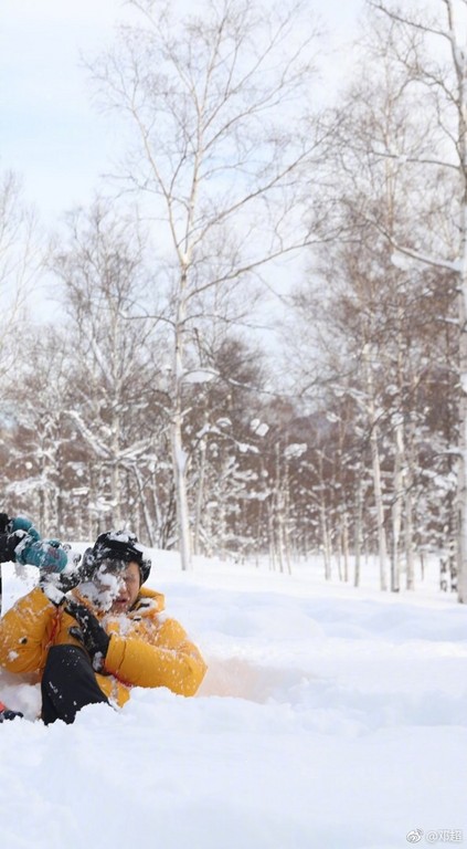 ▲▼鄧超被雪球砸。（圖／翻攝自微博）