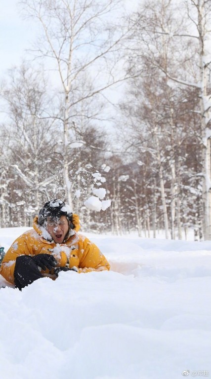 ▲▼鄧超被雪球砸。（圖／翻攝自微博）