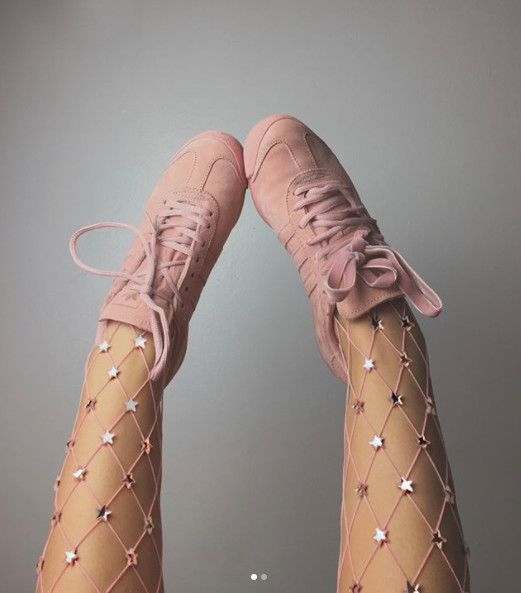 ▲Lirika Matoshi的網襪作品。（圖／翻攝Lirika Matoshi IG）