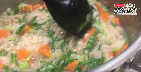 美味又健康的汪汪好料理—燕麥雞肉粥！（圖／毛起來 MaoUp）