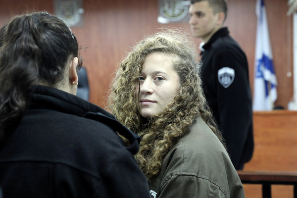 巴勒斯坦16歲少女塔米米(Ahed Tamimi)因為賞以軍巴掌被控12項罪。（圖／路透社）