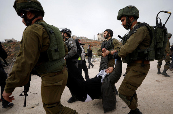 巴勒斯坦民眾在以巴邊境抗議，要求釋放16歲少女塔米米(Ahed Tamimi)。（圖／路透社）