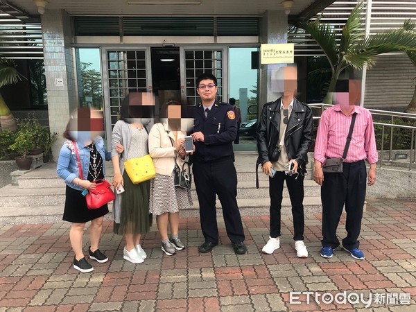 ▲台南市歸仁分局文賢派出所警員林聖哲，幫越南女子尋回遺失在計程車內的手機，獲當事人一行人感激與讚賞。（圖／警方提供）