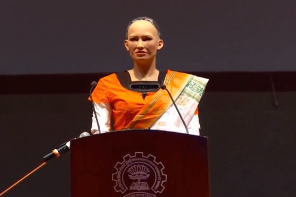 ▲▼沙烏地阿拉伯機器人女公民索菲亞（Sophia）訪印度。（圖／翻攝自YouTube　The Kots Enterprise）