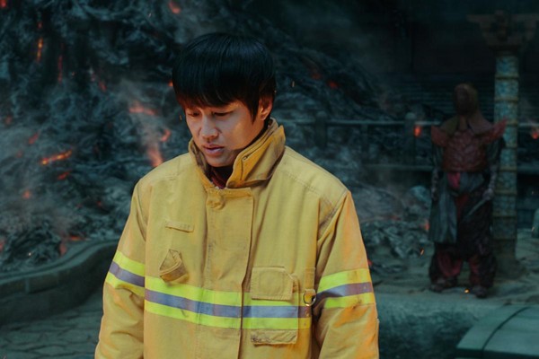 　《與神同行》中，車太鉉為了賺錢養家，高中畢業就去當消防隊員。（采昌多媒體提供）