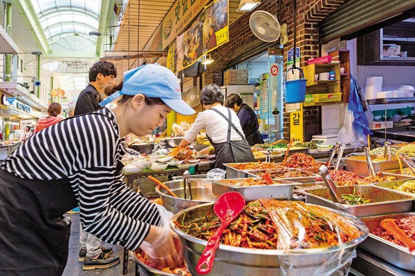 韓國人餐桌上不可少的韓式小菜，在市場裡秤重販售，是韓國主婦的有力後援。