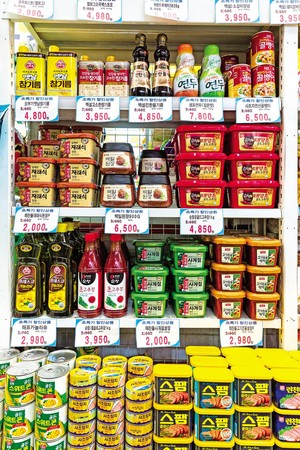 市場內的雜貨店，可找到各款韓式醬料、罐頭，五顏六色相當吸睛。