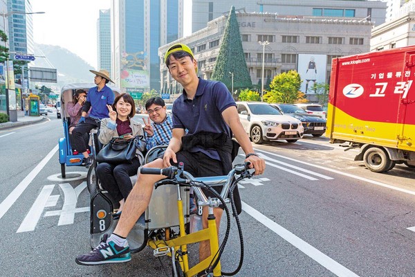 在首爾搭上三輪車拍照打卡，是遊客必做的事。