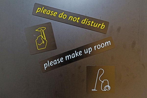 需要整理房間或請勿打擾，只要把可愛磁條貼在門上即可。