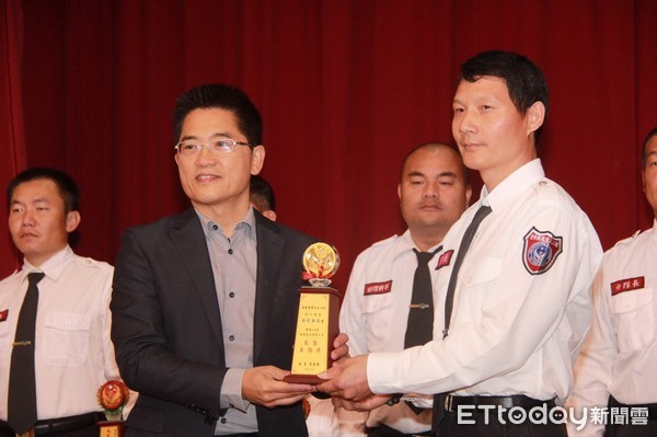 台東縣義勇消防總隊台東義消大隊開年首日辦理慶祝元旦暨106年績優義消人員表揚大會，縣長黃健庭應邀前往參加，並頒獎表揚優異的義消兄弟，對於打伙火弟兄平日犧牲奉獻精神表示肯定。（圖／台東縣政府提供）