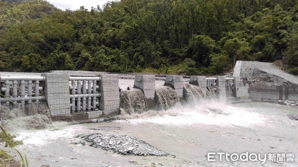 台東林管處依據委託專業研究單位完成的建議，於知本國家森林遊樂區樂林橋上游建置國內首座於大溪流常流水河道設置可拆式鋼管調節壩，藉以調節土砂運移，期望能達到有效調整知本溪床逐年淤高情形。（圖／台東林管處提供）