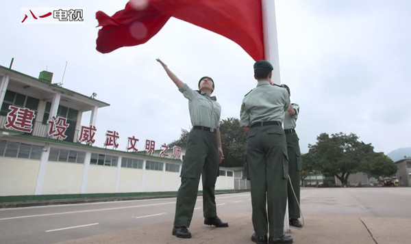 中國軍媒「八一電視」播出一名現為香港青少年總會年輕女教官，在今年6月向駐港部隊撰寫的一封「情書」，期望能令更多人認識「祖國」。（圖／翻攝自八一電視）