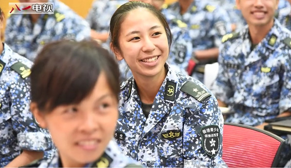 中國軍媒「八一電視」播出一名現為香港青少年總會年輕女教官，在今年6月向駐港部隊撰寫的一封「情書」，期望能令更多人認識「祖國」。（圖／翻攝自八一電視）