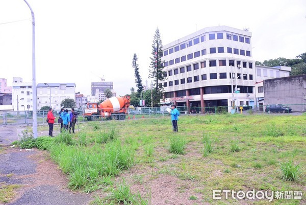 花蓮市長魏嘉賢偕同工程隊長余世崘前往五權街與北濱街交會處，過去是台鐵宿舍的閒置空間勘察。為解決停車位不足的問題，積極向國有財產署爭取閒置國有土地，闢建為臨時停車場使用。（圖／花蓮市公所提供）