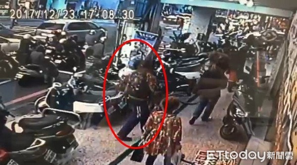 日前在台南市南區西門路一段飲料店，狂訂56杯飲料卻惡意棄單之楊姓男子（左一）被警方傳喚到案。（圖／記者林悅翻攝） 