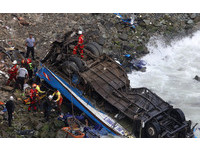 祕魯巴士「魔鬼彎道」撞拖車　墜100公尺懸崖至少36死