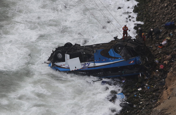 ▲▼祕魯巴士撞卡車後墜崖至少36死。（圖／路透社）