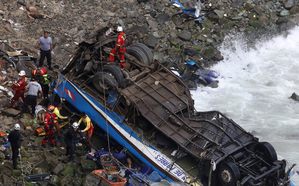 ▲▼祕魯巴士撞卡車後墜崖至少36死。（圖／路透社）