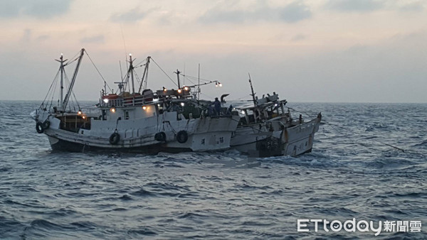 ▲台南海巡隊在七股外海1.6浬處，發現「滿」字號等雙拖漁船，違規於距岸3浬內拖網作業。（圖／記者林悅翻攝）