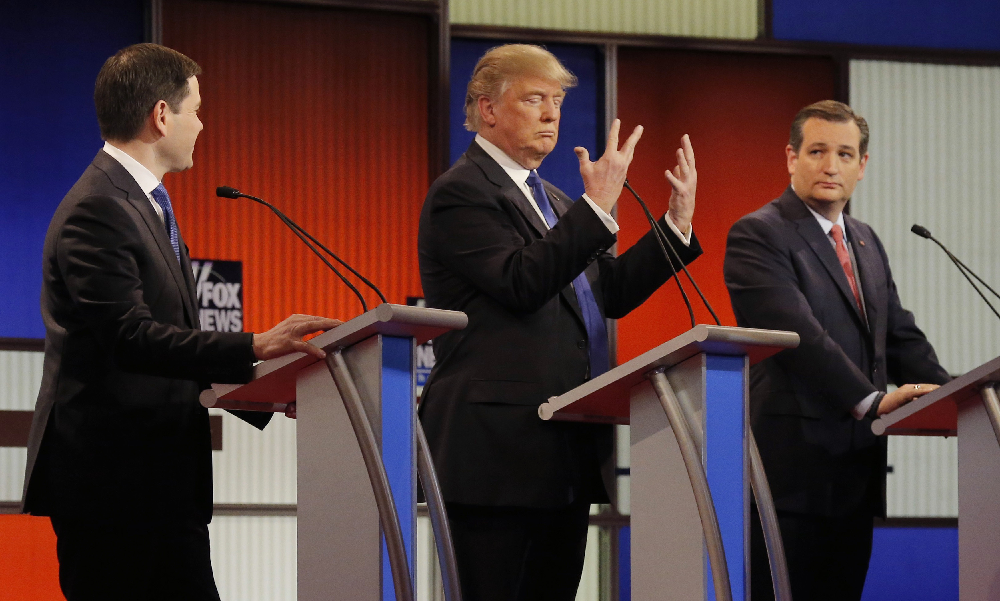 ▲川普（Donald Trump）在電視辯論上與總統參選人、聯邦參議員魯比歐（Marco Rubio）（圖左）、參議員克魯茲（Ted Cruz）（圖右）「比大小」；川普的手。（圖／路透社）