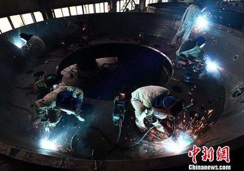 ▲▼電焊工人正在焊接盾構機盾體             。（圖／翻攝自中新網）