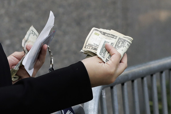 ▲南韓首爾一名男子在街上撿到7.2萬美元，可能合法成這筆錢的主人。(示意圖／達志影像／美聯社)。