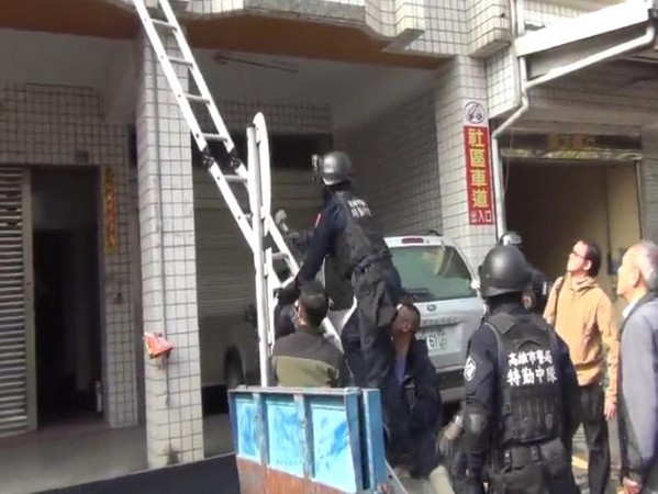 大批警力聚集民宅攻堅，霹靂小組架鋁梯爬上二樓破窗逮人。