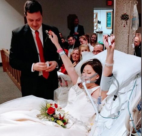 ▲癌末女子海瑟在病榻上完成婚禮，為生命發出最後的歡呼。(圖／翻攝自紐每日新聞報)。 width=