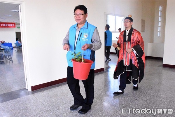 花蓮市清潔隊環保示範園區日正式啟用，以道教科儀祈誦，市長魏嘉賢偕同各課室主管出席，和與會貴賓及清潔隊員一起焚香祈求，園區運作後順遂。（圖／花蓮市公所提供）