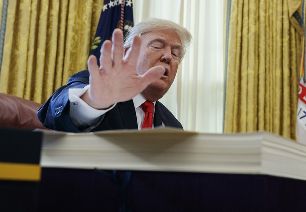▲美國總統川普（Donald Trump）與他的手；川普的手。（圖／達志影像／美聯社）