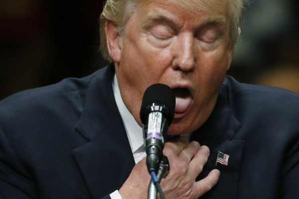 ▲美國總統川普（Donald Trump）與手勢；川普的手。川普嘔吐。（圖／路透社）